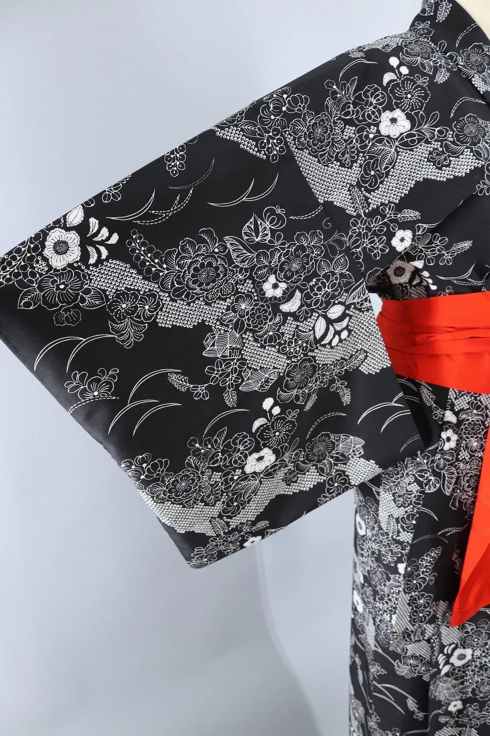 1970s Vintage Silk Kimono Robe / Black & White Floral Print