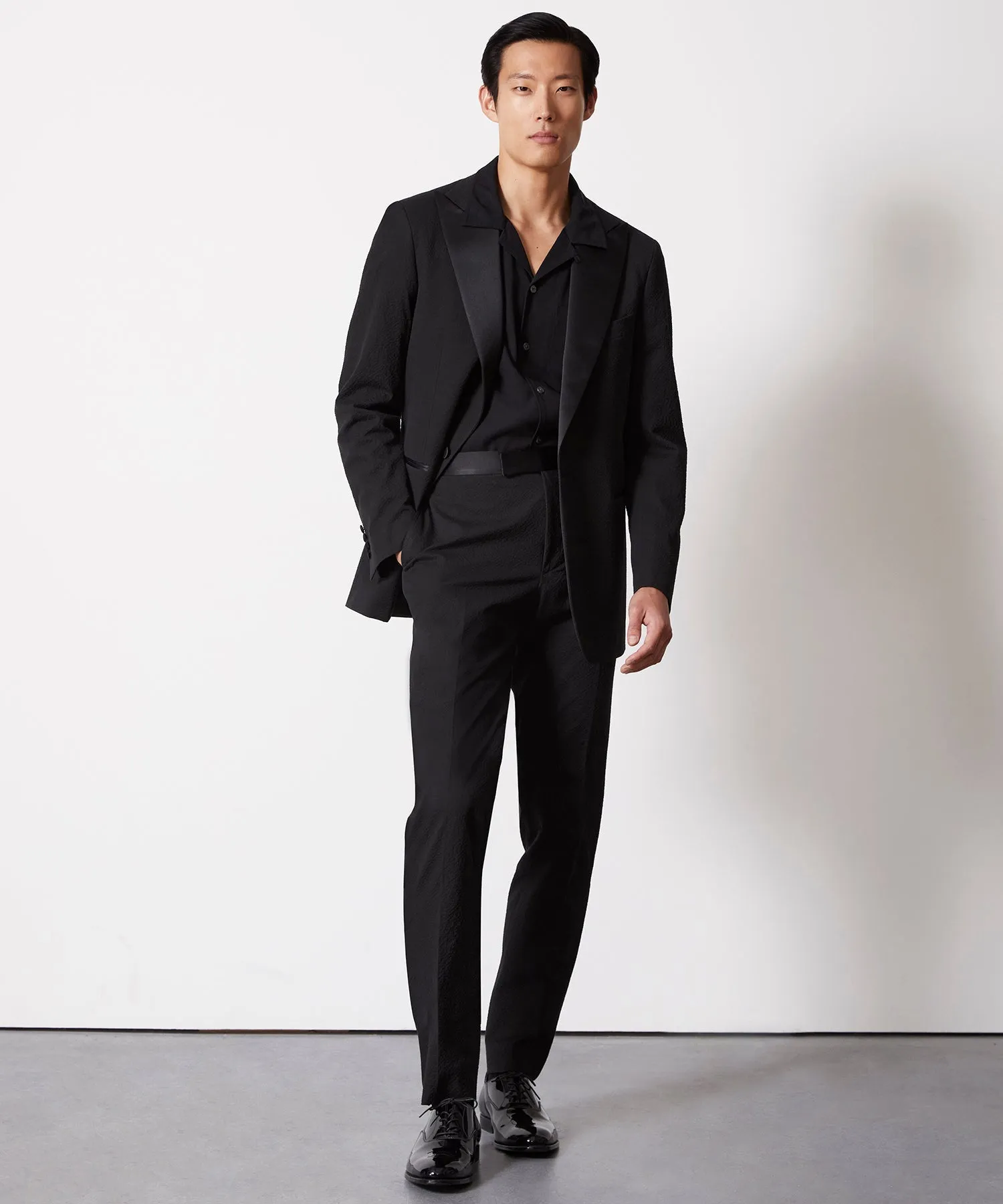 Italian Seersucker Peak Lapel Tuxedo Jacket in Black