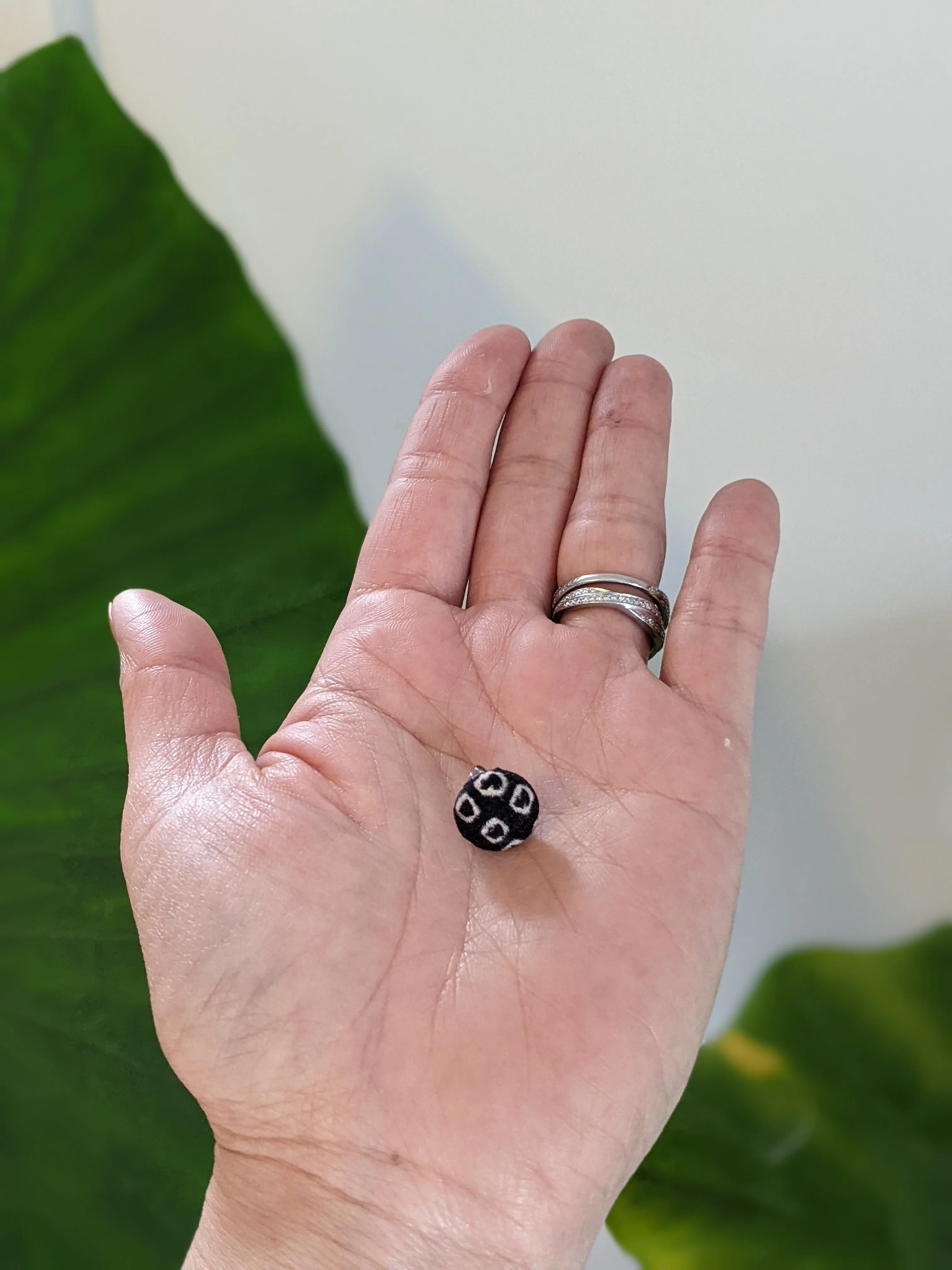 Shibori Button Earring - black and white